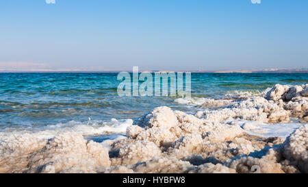 Reisen nach Nahost Land Jordanien - Salz hautnah am Strand des Toten Meeres im sonnigen Wintertag Stockfoto