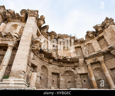 Reisen Sie nach Nahost Land Jordanien - Wand des Nymphäums in Jerash (Antike Gerasa) Stadt im winter Stockfoto