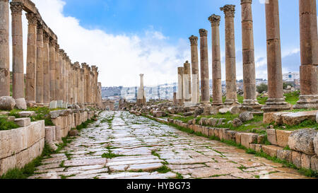 Reisen Sie nach Nahost Land Jordanien - nasse Cardo Maximus-Straße in der Stadt Jerash (Antike Gerasa) im Winter im Regen Stockfoto