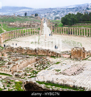 Reisen Sie nach Nahost Land Jordanien - oben Blick auf das ovale Forum und Cardo Maximus Straße in Jerash (Antike Gerasa) Stadt im winter Stockfoto