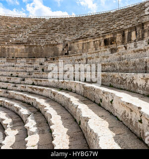 Reisen Sie nach Nahost Land Jordanien - Stein Werkbänke der römischen großen Süd-Theater in der Stadt Jerash (Antike Gerasa) im winter Stockfoto