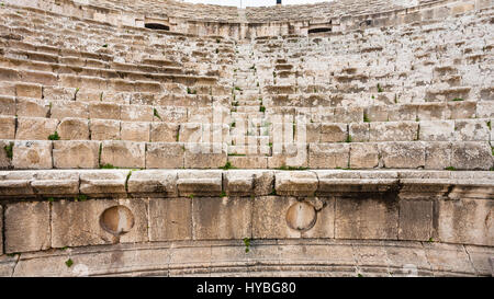 Reisen Sie nach Nahost Land Jordanien - Stein Sitze des römischen großen Süd-Theater in der Stadt Jerash (Antike Gerasa) im winter Stockfoto