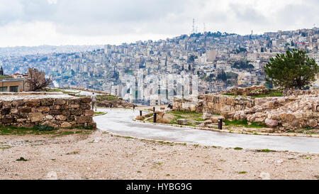 Reisen Sie nach Nahost Land Jordanien - nassen Weg von Zitadelle Amman Stadt Regen im winter Stockfoto