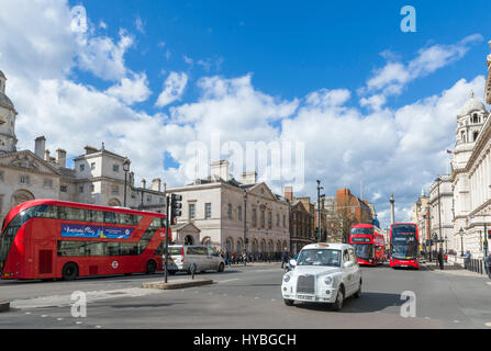 Whitehall, London. Blick nach unten Whitehall mit Horse Guards Gebäude links und Nelson Säule in der Ferne, Westminster, London, England, UK Stockfoto