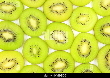 Scheiben von frischen grünen Kiwis als eine Hintergrundtextur Essen Stockfoto