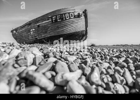 | Alte hölzerne Fischerboot bei Dungeness, Kent, UK verlassen. Stockfoto