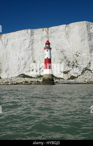 England, East Sussex, Beachy Head, rot und weiß lackiert Leuchtturm am Fuße des Felsen. Stockfoto