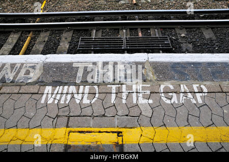 Mind The Gap auf den Rand des einen Bahnsteig gemalt Stockfoto