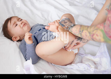 Mutter Babys Windel auf Bett ändern Stockfoto