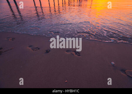 Menschliche Spuren im nassen Sand bei Sonnenuntergang, South Australia Stockfoto