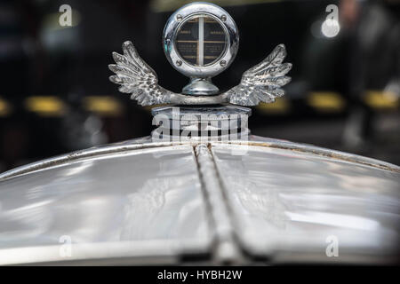 1928-Chevrolet-Frontend mit Symbol, dass auch ein kühler Deckel Stockfoto