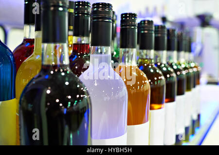 Flaschen mit Spirituosen in der Café-Bar-Nahaufnahme Stockfoto
