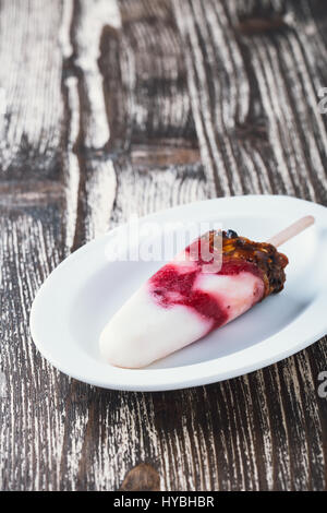 Hausgemachte Erdbeer und Müsli-Eis-Pops auf weißen Teller Stockfoto