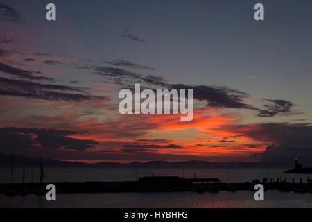 Sonnenaufgang über dem Hafen von Gythio, Griechenland Stockfoto