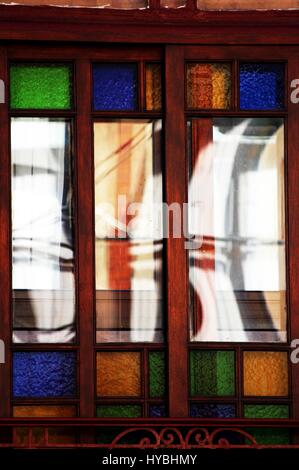 Eine sehr bunte Fenster, sah aus wie eine Glasmalerei in Brito Capelo Straße im Zentrum von Matosinhos, Porto, Portugal. Stockfoto