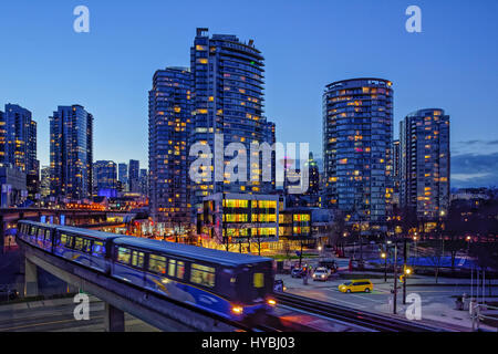 Skytrain Rapid Transit erhöhte Schiene, Nachtzeit, Innenstadt von Vancouver, British Columbia, Kanada. Stockfoto