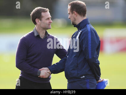 FA technischer Direktor Dan Ashworth (links) spricht mit England Manager Mark Sampson während der Medientag im St. Georges Park, Burton. Stockfoto