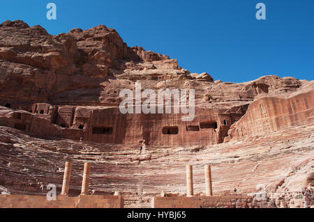 Jordanien: Blick auf das römische Amphitheater, ein großes Theater, geschnitzt in den Felsen mit Säulen und Tribünen in der archäologischen nabatäische Stadt Petra Stockfoto