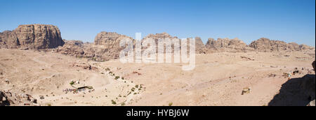 Jordanische Landschaft und Beduinenzelte, wo sie Lebensmittel, Getränke, Schmuck und lokalen Handwerk in das Wüstental der archäologische Stadt Petra verkaufen Stockfoto