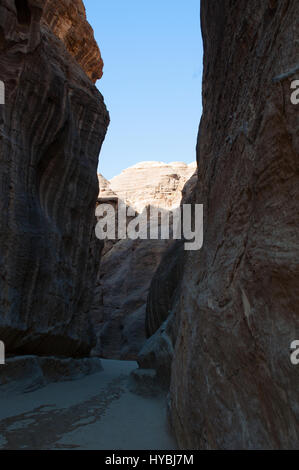 Jordanien: verschiedene Formen, Farben und Schattierungen auf die roten Felsen zu Fuß in die Schlucht des Siq, Eingang in die archäologische Stadt Petra Stockfoto