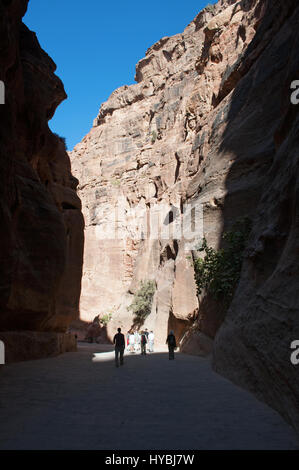 Jordanien: verschiedene Formen, Farben und Schattierungen auf die roten Felsen zu Fuß in die Schlucht des Siq, Eingang in die archäologische Stadt Petra Stockfoto