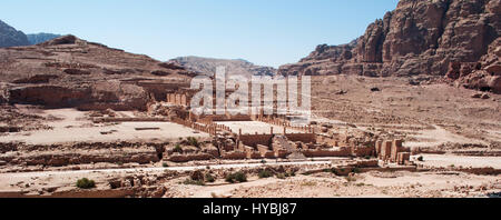 Jordanische Landschaft und des großen Tempels, dessen Bau im letzten Viertel des 1. Jahrhunderts vor Christus, in die verlorene Stadt Petra begann Stockfoto