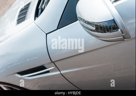 Nahaufnahme von einer grauen moderne Sportwagen Stockfoto