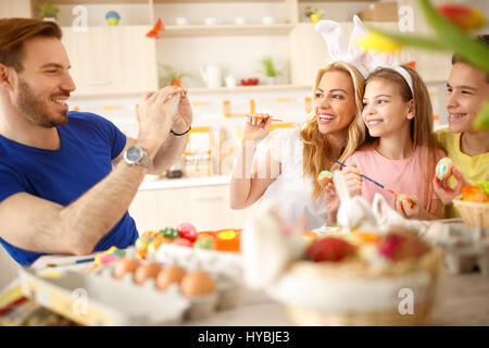 Vater unter Familienfoto auf Handy Speicher auf Ostern Festlichkeit Stockfoto
