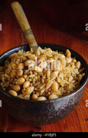 Braune Vollkorn Reis mit Gartenbohnen oder Quinoa eine gesunde hoch in Faser-Alternative zu Reis und Bohnen Stockfoto