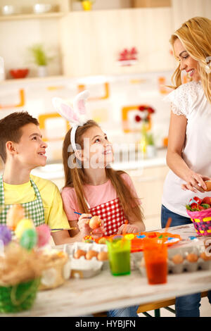 Kinder mit Mutter Vorbereitung Ostern in Küche Stockfoto