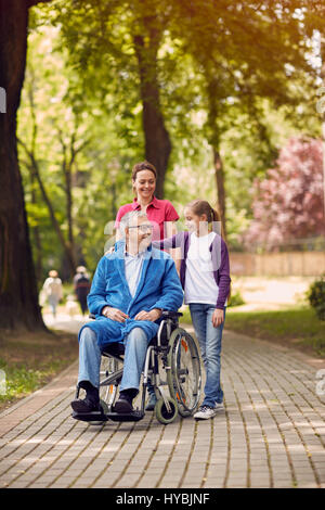 Behinderte Menschen im Park verbringen Zeit zusammen mit seiner Tochter und Enkelin Stockfoto