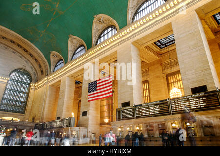 Menschen gehen in der Halle des Grand Central, Langzeitbelichtung, verschwommenes Sehen. Stockfoto