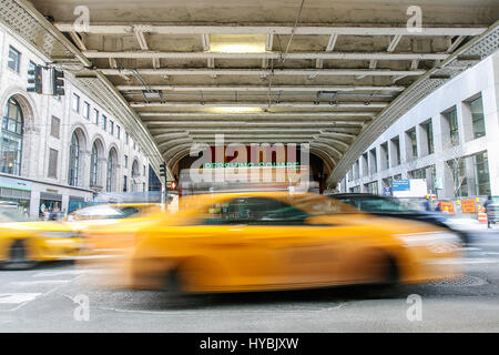 Unscharfer Blick auf Taxis entlang der 42th Street an der Pershing Square. Stockfoto