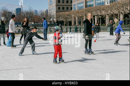 Menschen sind Schlittschuhlaufen auf der Brookfield Eislaufbahn in Downtown Manhattan. Stockfoto