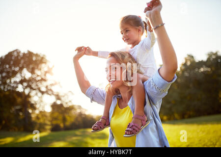 Junge Mutter mit Tochter Outdoor-Spaß haben Stockfoto