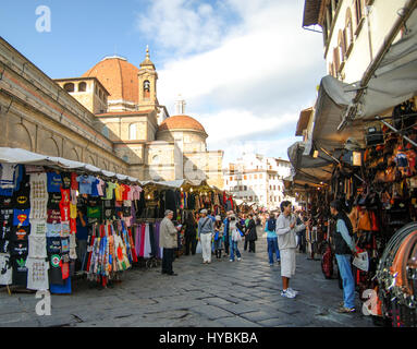 Menschen beim Einkaufen auf einem Straßenmarkt in einer gepflasterten Straße in Florenz, Italien. Stockfoto