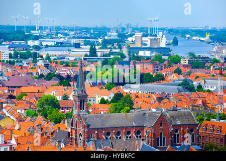 Blick über die Altstadt am Flussufer mit Windkraftanlage und die Fabrik als Hintergrund Stockfoto