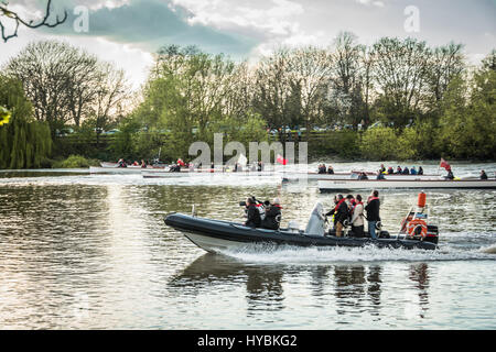 Eine Flotte von Hilfsschiffen und Beamten folgt dem Oxford and Cambridge University Boat Race in London, England, Großbritannien Stockfoto