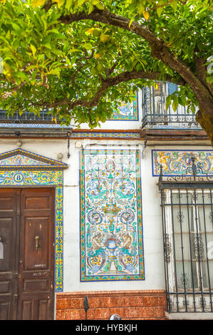 Fassade des Hauses mit Tesselation, Plaza General Franco in Ubrique, Provinz Cádiz, größte der weißen Dörfer, Pueblos Blancos von Andalusien, Spanien Stockfoto