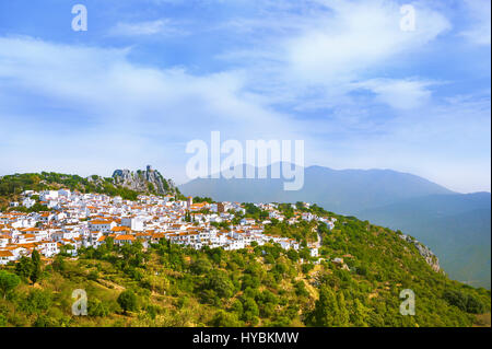 Stadt Gaucin mit Bergpanorama, liegt auf einem Hügel, Provinz Málaga, Andalusien, Spanien Stockfoto