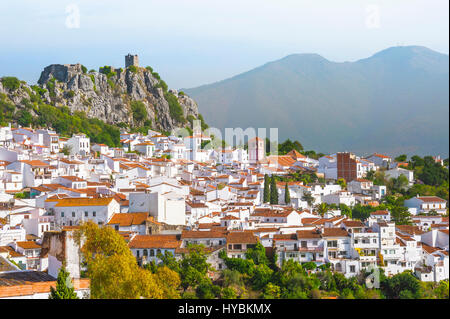 Stadt Gaucin mit Bergkulisse, Provinz Málaga, weißen Dörfer von Andalusien, Spanien Stockfoto