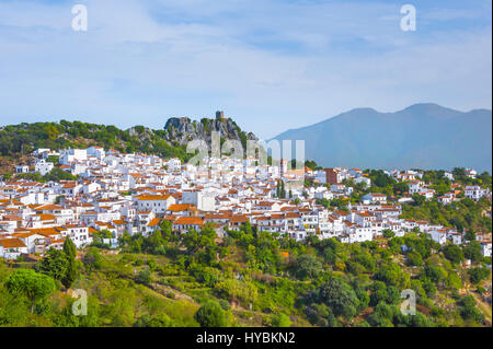 Stadt Gaucin mit Bergpanorama, liegt auf einem Hügel, Provinz Málaga, Andalusien, Spanien Stockfoto