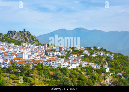 Stadt Gaucin mit Bergpanorama, liegt auf einem Hügel, Provinz Málaga, Andalusien, Spanien Stockfoto