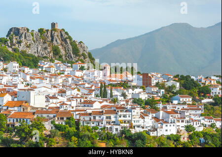 Stadt Gaucin mit Bergpanorama, Provinz Málaga, Andalusien, Spanien Stockfoto