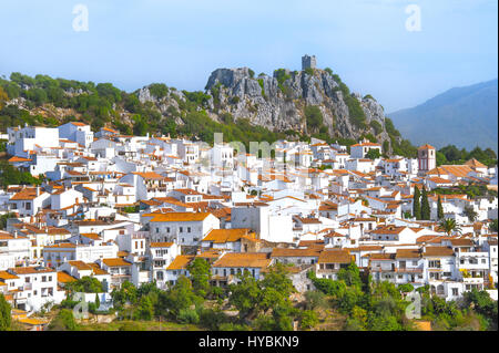 Stadt Gaucin mit Bergkulisse, Provinz Málaga, weißen Dörfer von Andalusien, Spanien Stockfoto