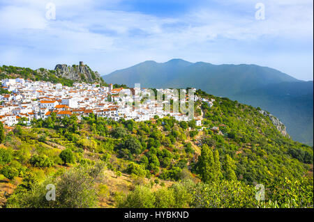 Stadt Gaucin mit Bergpanorama, liegt auf einem Hügel, Provinz Málaga, Andalusien, Spanien Stockfoto