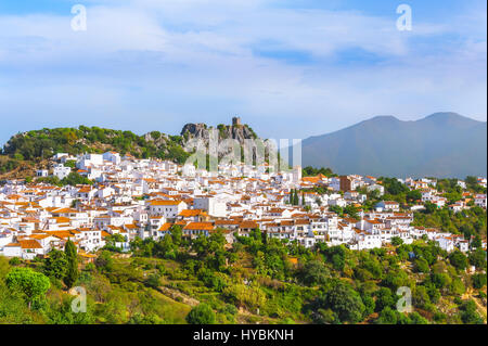 Stadt Gaucin mit Bergpanorama, Provinz Málaga, Andalusien, Spanien Stockfoto