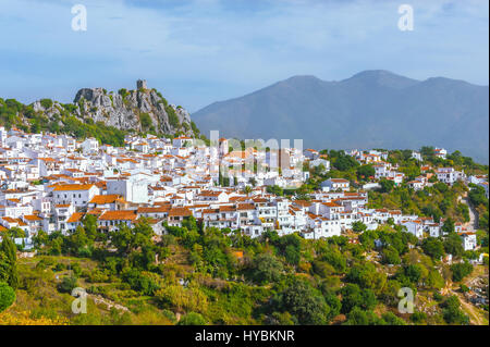 Stadt Gaucin mit Bergpanorama, Provinz Málaga, Andalusien, Spanien Stockfoto