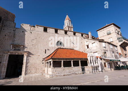 Stadtmauer und der Fischmarkt in Trogir, Split-Dalmatien, Kroatien Stockfoto