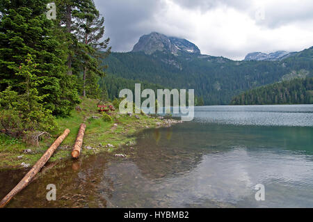 Schwarze Gletschersee am Berg Durmitor, Natur im kontinentalen Teil von Montenegro Stockfoto